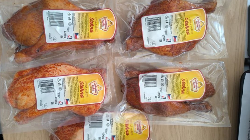 Pozor na kuřecí stehna od Agrofertu. Šarže mizí z pultů, maso obsahuje nebezpečnou bakterii