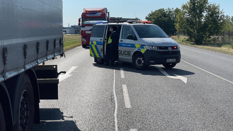 Tragická nehoda u Odoleny Vody: Motorkář se střetl s osobákem, havárii nepřežil