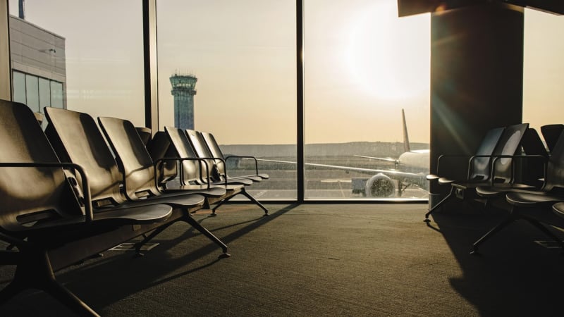 Panika na letišti v Miláně: Muž demoloval halu kladivem. Pak zapálil oheň, ukazuje video