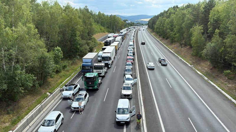 Vážná nehoda na dálnici D5: Na místě jsou zranění, směr na Prahu je neprůjezdný