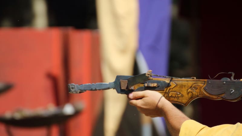 Pobodal souseda a policistu postřelil kuší. Zběsilý útok Brita ukazuje video, skončil ve vězení