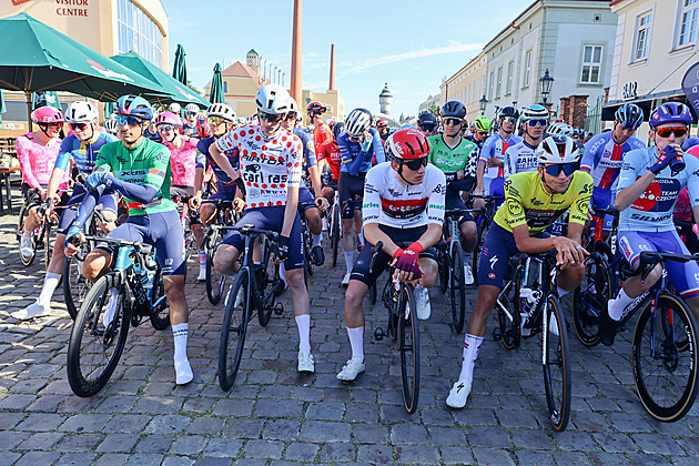 Hromadný pád při závodě na Plzeňsku. Pro zraněné cyklisty zamířily sanitky i vrtulník