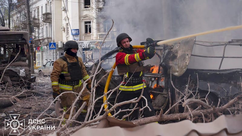 Rusové masivně bombardují Sumy. Hoří mnoho obytných domů, tvrdí Ukrajinci