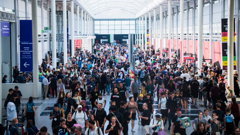 Bláznivá show, tisíce videoher a davy lidí. Navštívili jsme největší herní akci světa