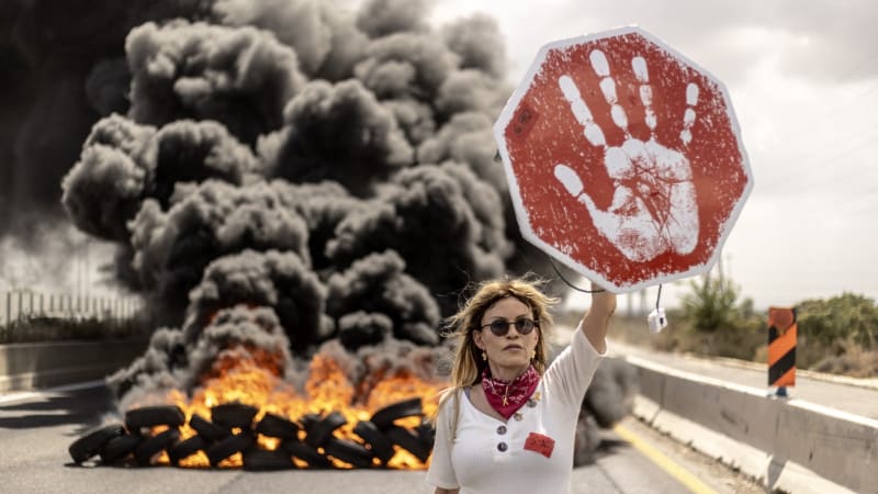 OBRAZEM: Den boje v Izraeli. Toto je Netanjahuova válka, ne naše, bouří se lidé mezi plameny