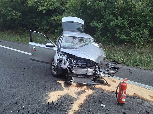 Řidič přejel do protisměru a čelně se střetl s náklaďákem. Na místě zemřel