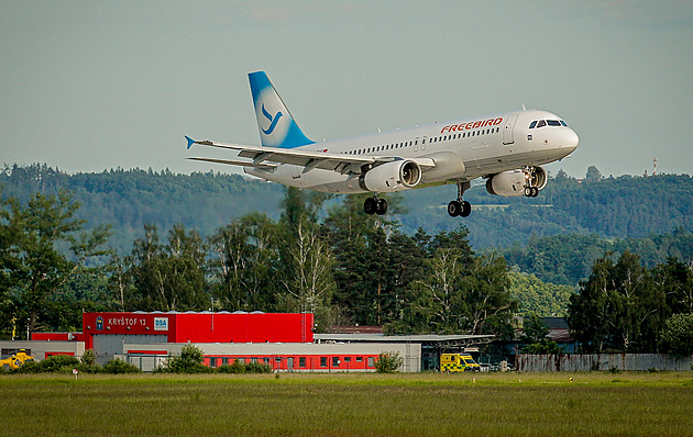Místo Budějovic rekreanti přistáli v Praze a Vídni. Letiště kvůli armádě odklonilo lety