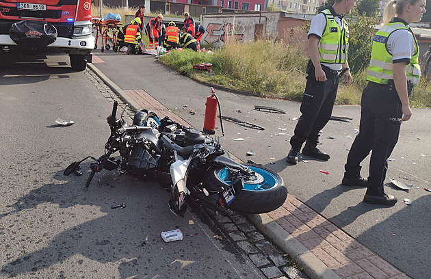 Opilý řidič utekl od nehody, při které srazil a vážně zranil motorkáře