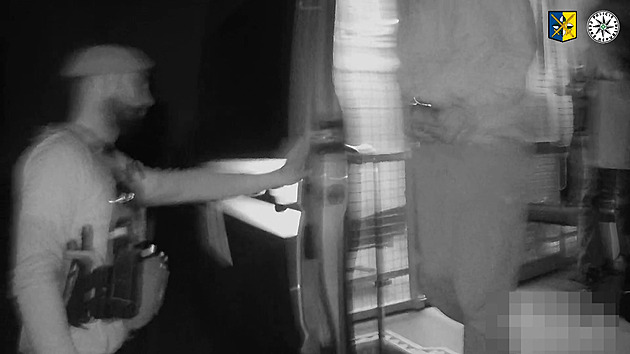 VIDEO: Policie ukázala noční zadržení uprchlého vězně, ukrýval se v kufru auta