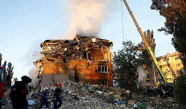Rusko v noci tvrdě udeřilo na Kyjev. Domy v troskách, mezi oběťmi jsou i děti