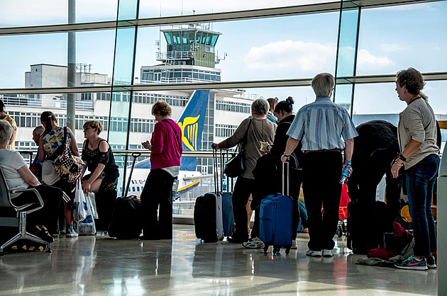 Odhal velký batoh a dostaneš zaplaceno. Ryanair zvýší odměny důsledným pracovníkům