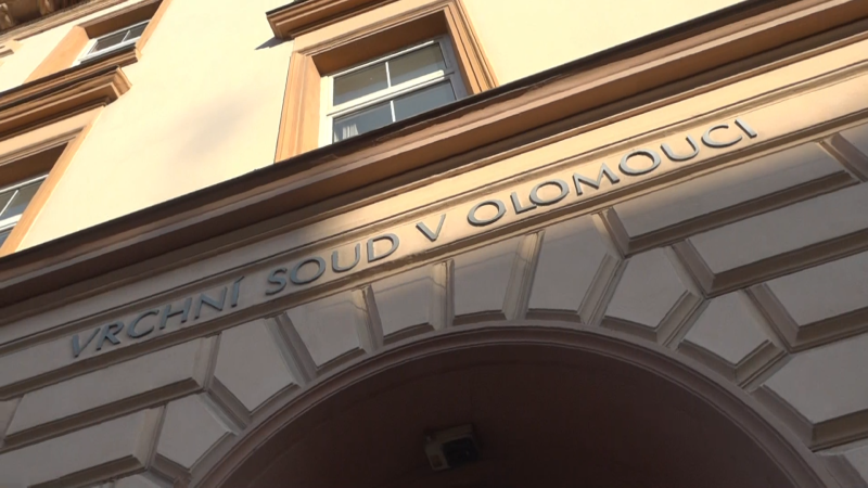 Matka měla znásilnit nezletilou dceru, teď uspěla s odvoláním. Soud v Olomouci trest zrušil