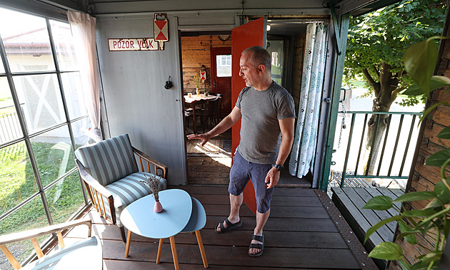 Z poštovního vagonu obydlí. O unikátní nocleh se v obci na Krnovsku losuje