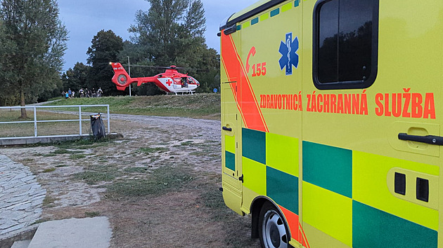 Muž ve Frýdku-Místku skočil do Ostravice. Vážně si poranil páteř