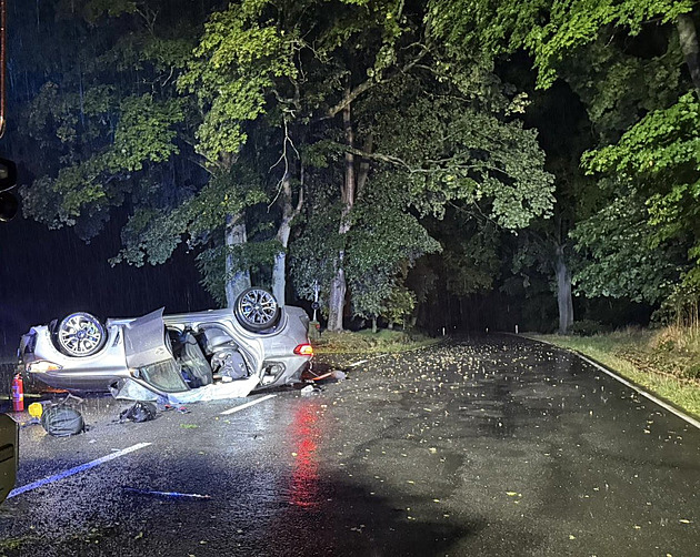 Řidič BMW na Písecku jel zřejmě rychle, vůz skončil na střeše. Spolujezdec zemřel