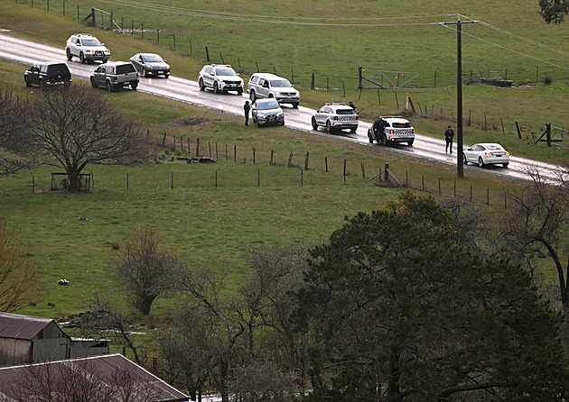 Zabil policisty, místní ho kryjí. V Austrálii pátrají po „suverénním občanovi“