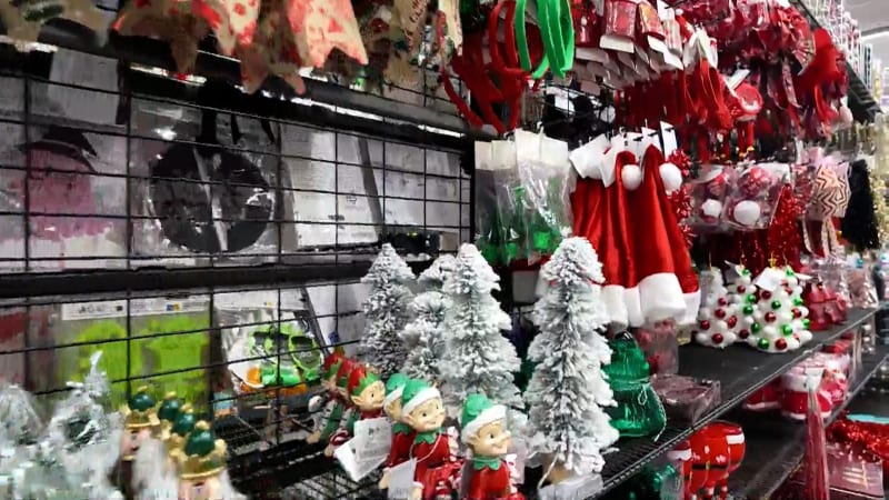 Lidé se koupou a české obchody již nabízejí vánoční zboží. Bláznovství, žasnou zákazníci