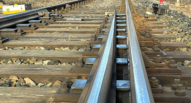 Rychlík v Černošicích usmrtil člověka, hlavní trať od Plzně do Prahy stojí