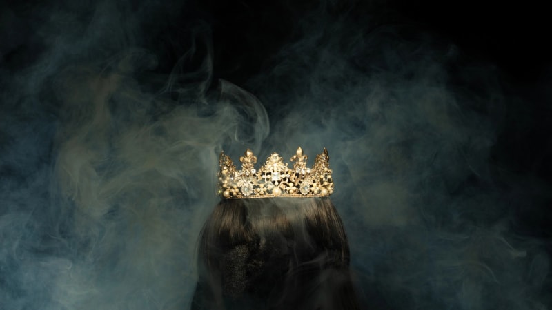 Královna krásy skončila v poutech. Američanka schovávala mrtvé novorozeně ve skříni 