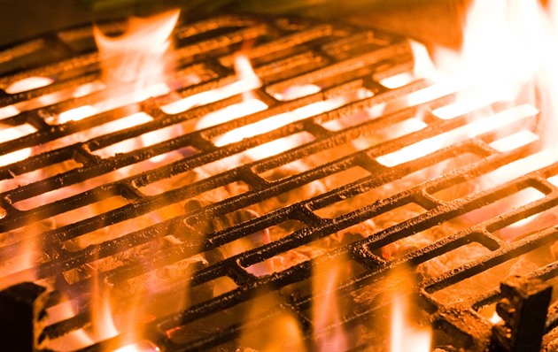 Muž rozdělával gril s pomocí chemikálie, čtyři popálení lidé jsou v nemocnici