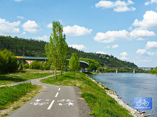 Cyklotrasa A1 vede z Radotína do Sedlce. Projeďte levý břeh Vltavy v Praze