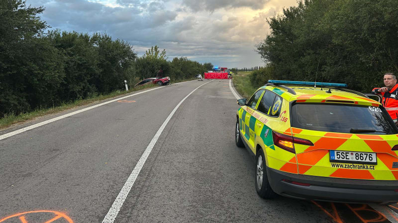 Smrtelná nehoda na Svitavsku: 77letý řidič vjel do protisměru a narazil do stromu 