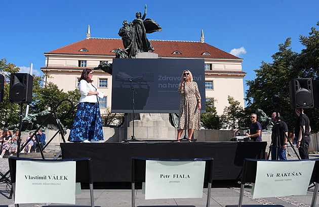 Odboráři chtějí víc peněz do zdravotnictví. Symbolicky mluvili k prázdným židlím