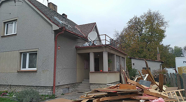 Porodila dvě děti, obě našli mrtvé. Policie uzavřela šokující dvojnásobnou vraždu