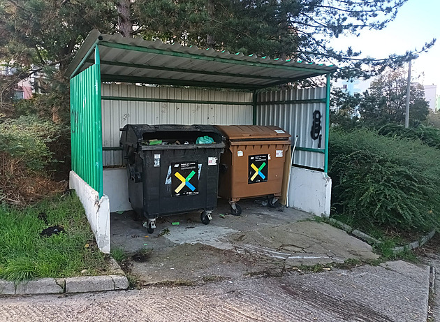 Žena odložila miminko do kontejneru, našli ji podle bundy. Případ spěje k obžalobě