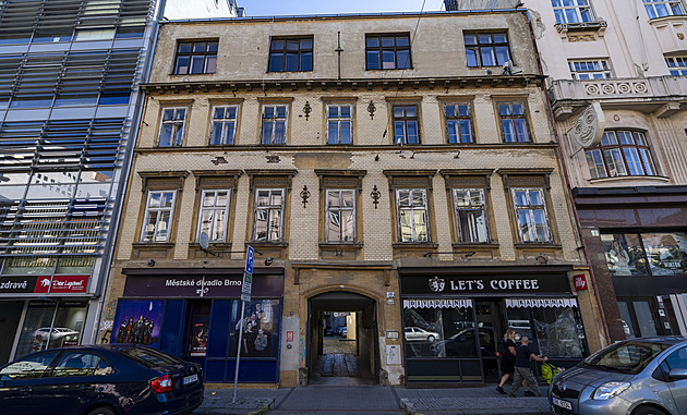 Zchátralý historický dům v centru Brna ustoupí divadlu, to získá sklady i byty