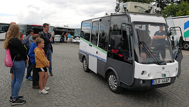 Cestující jeli minibusem, řidič ho ovládal z kanceláře. Firma testuje budoucnost