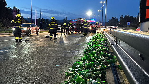 Vysypané pivo omezilo provoz na Strakonické, v místě se tvoří kolony