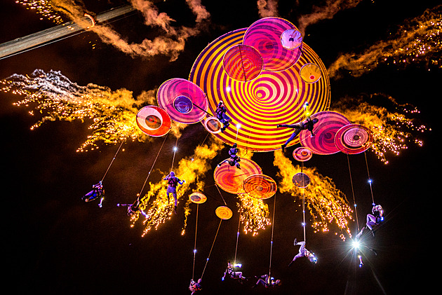 Akrobaté na jeřábech, rocková kapela a světelné efekty. Plzeň slaví