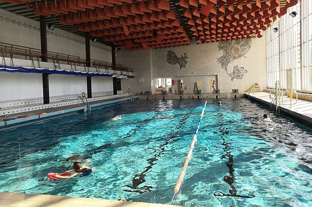 Krnovský krytý bazén neotevřel. Má problémy se statikou, platí zákaz provozu