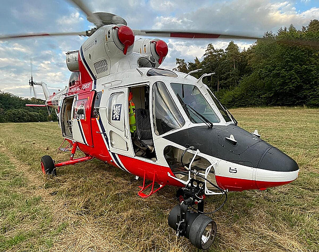Na záchranářský vrtulník s pacientem někdo namířil laser, zranil člena posádky