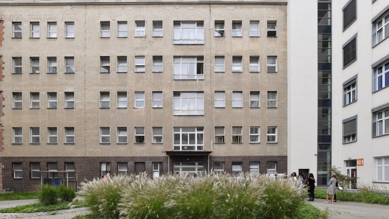 Po kladenské nemocnici se procházel muž s kuší. Měl ji v igelitovém pytli, zasahovala policie