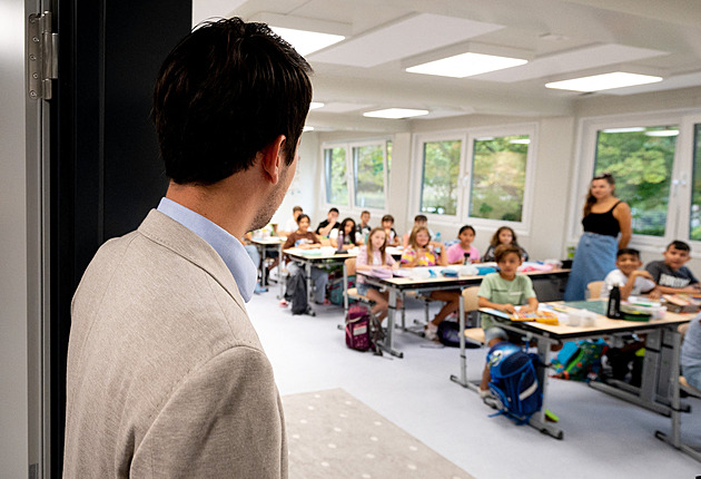 Přišlo vaše dítě v šátku? Pokuta. Rakousko zavádí tresty pro nespolupracující rodiče