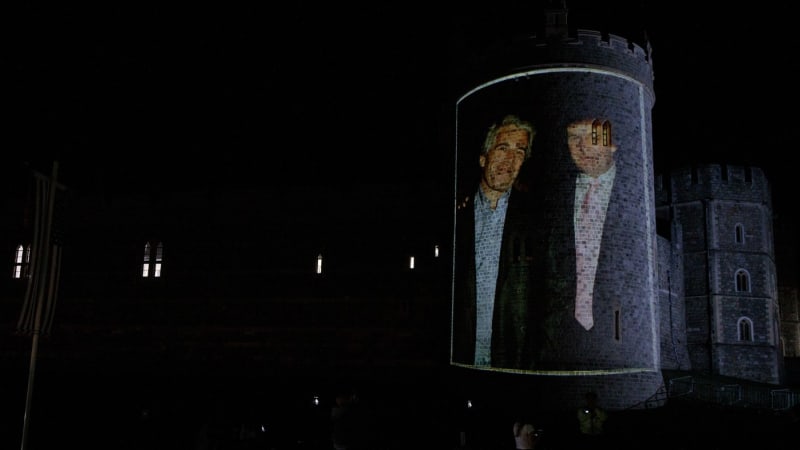 Protest proti Trumpovi: Na Windsoru se objevily jeho fotografie s Epsteinem. Policie zasáhla