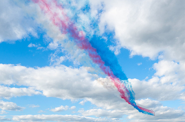 VIDEO: Takhle vypadal průlet stíhaček nad Prahou. Záběry natočil český gripen