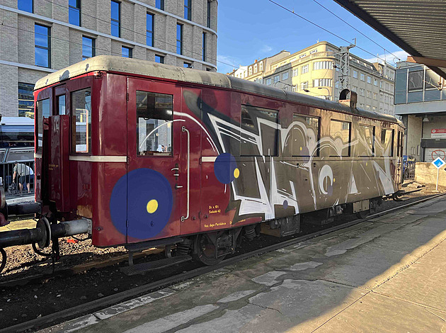Spolek půjčil svůj opečovávaný historický motorák, v Praze ho poškodili sprejeři