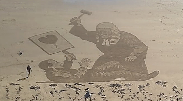 Soudce mlátící demonstranta žije dál. Dílo od Banksyho se „přestěhovalo“ na pláž