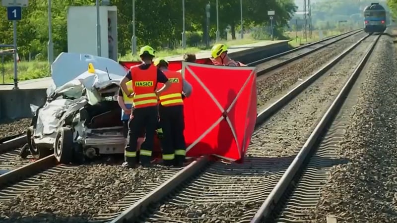Auto smetl vlak, dívka nemohla přežít. Tragédie v Křižanovicích zasáhla i hasiče