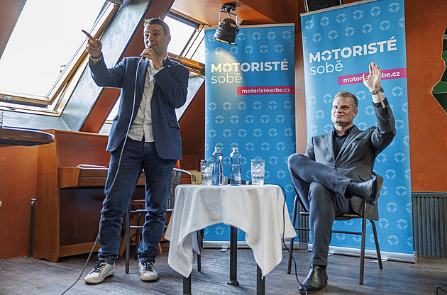 Cybertruck i vtipy s Klausem. Jak Turek v Brně soupeřil s lovci a vyprodal hospodu