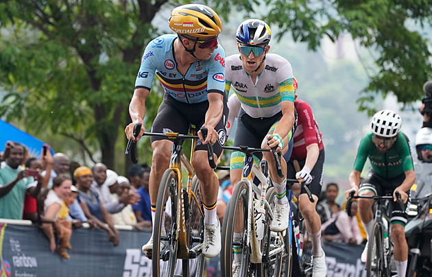 Stříbrná frustrace. Mnohé se pokazilo, Evenepoel byl deklasován Pogačarem