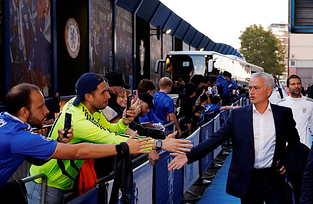 Objímal kolegy, fandům posílal polibky. Jaký byl Mourinhův návrat na Chelsea?