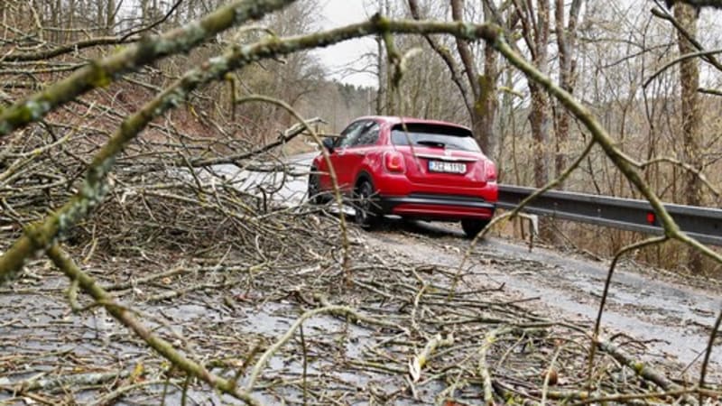 Na Česko se žene silný vítr, může lámat stromy a ničit domy. Podívejte se, kde platí výstraha