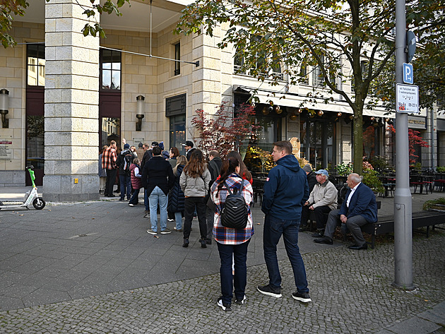 Češi v zahraničí mají vyšší zájem o volby. V Berlíně je fronta, v Bratislavě Cimrmani