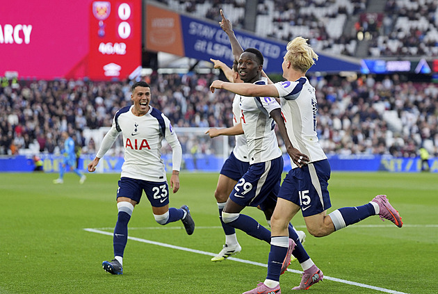ONLINE: Tottenham proti Leedsu vede, pak v akci Arsenal či šlágr Chelsea-Liverpool