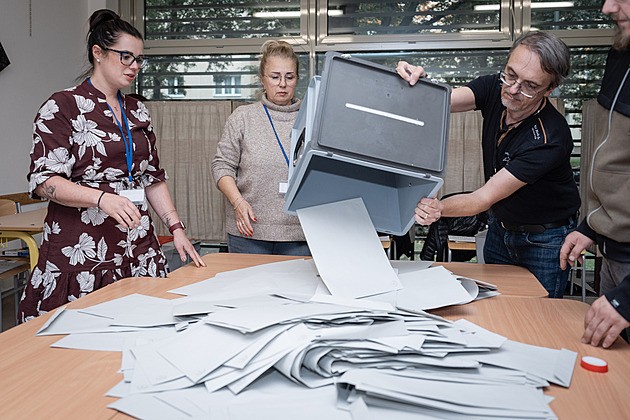 Místnosti se uzavřely a hlasování skončilo. Účast byla vysoká, hlásily komise