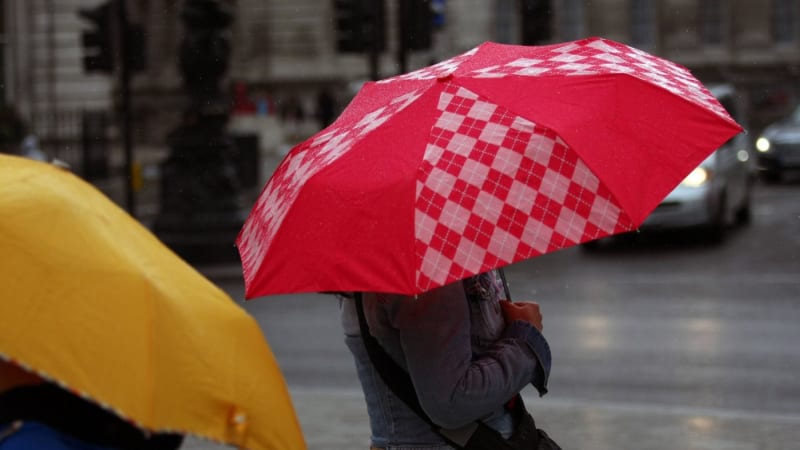 Česko zahalí mraky a déšť, pozor hlavně na horách. Podívejte se, jak bude u vás